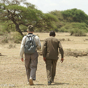 Dekan i.R. Johannes Rau mit Dekan Mushi in der Massai-Steppe