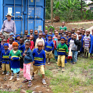 Johannes Rau mit Kindergarten-Kindern in Sawe