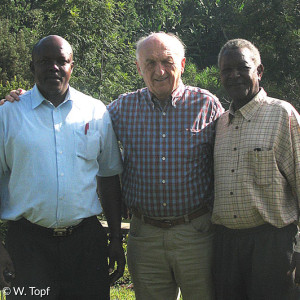 Johannes Rau mit alten Freunen, links, Emanuel Kimaro