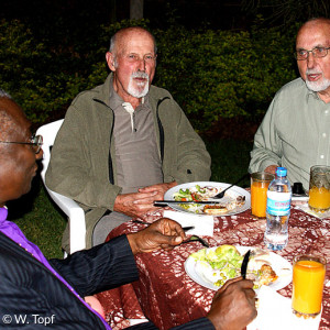 Bischof von Tansania F. Shoo mit Hannes Zehentmair und Fritz Uhl (von links)